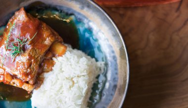 Kavrulmuş domuz kaburga Restoran, pilav ile