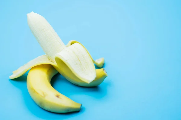 Banana Fundo Azul Claro Com Espaço Cópia Alimentos Para Conceito — Fotografia de Stock