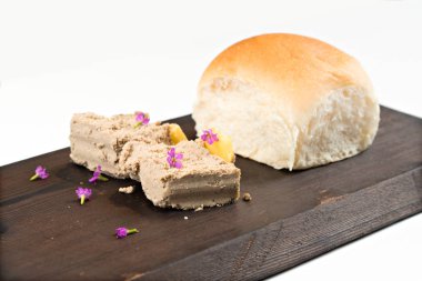 Tavuk karaciğer küp ve kopya alanı ile ekmek. Bir restoranda menü