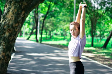 Germe egzersizleri koşmak önce kadınlar. Egzersiz genel Park 