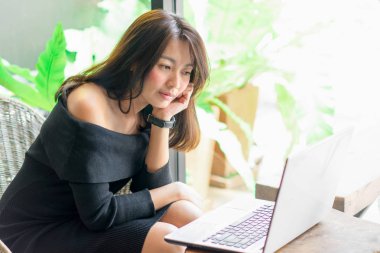 Kadınlar için iş kahve dükkanında dizüstü bilgisayar kullanarak