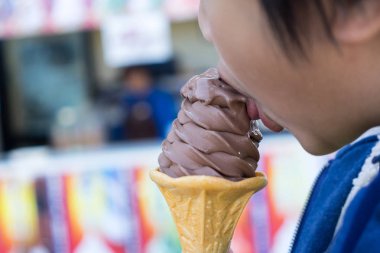 Çocuk el holding ve dondurma külahı yeme