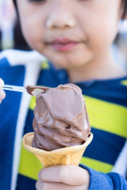 Çocuk el holding ve dondurma külahı yeme
