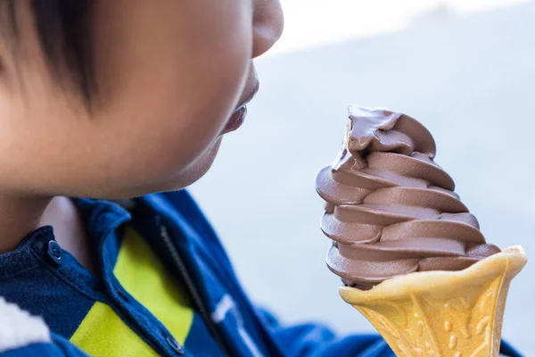 Menino Mão Segurando Comer Sorvete Cone — Fotografia de Stock