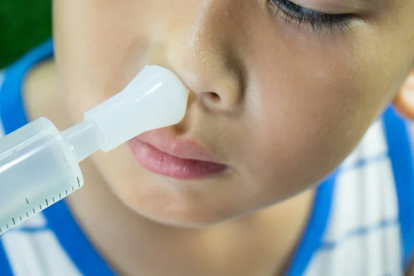 Çocuk yıkar serum başına burun