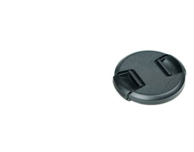 Siyah kapak için korumak izole beyaz kopya alanı ile kameranın lens