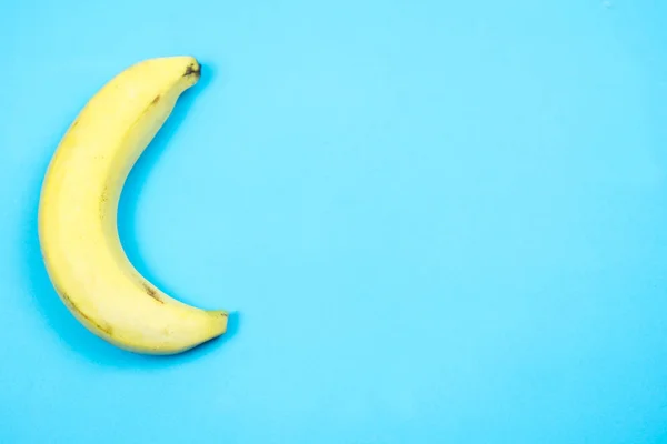 Banana Frutas Fundo Azul Claro Com Espaço Cópia Alimentos Para — Fotografia de Stock