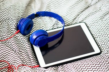 Müzik konsepti için tablet ile mavi kulaklık