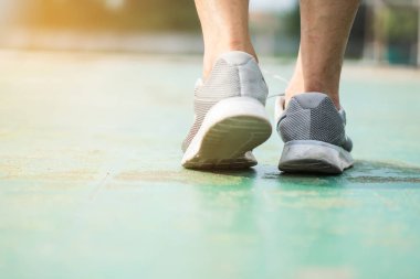 Koşu ayakkabıları sporcunun bacaklar ile kapatın. Egzersiz kavramı