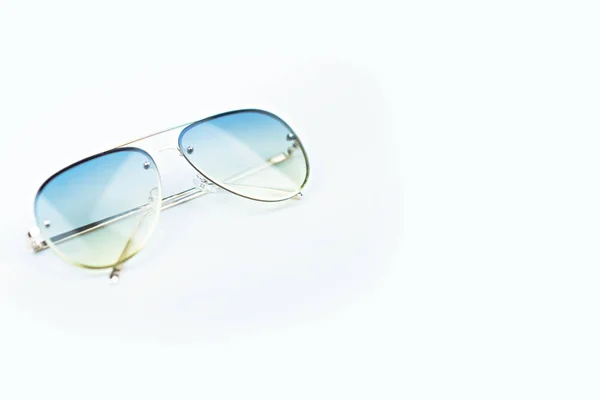 Óculos Sol Com Espaço Cópia Fundo Branco Isolado Objeto Conceito — Fotografia de Stock