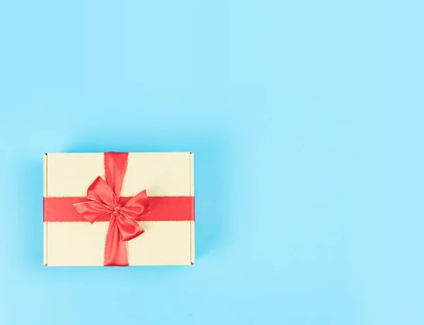 Подарочная Коробка Красной Лентой Цветном Фоне Предмет Рождество Подарок День — стоковое фото