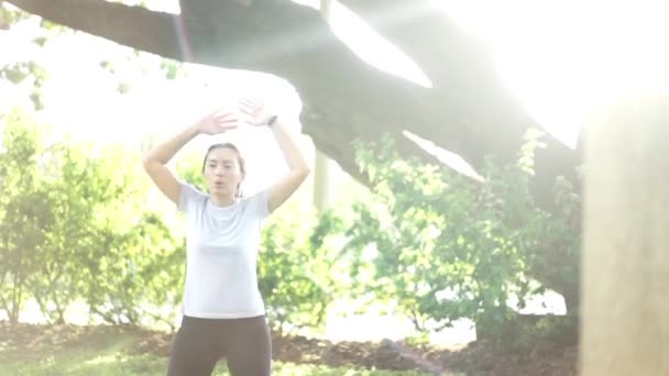 Азиатские Девушки Прыгают Тренировку Парке Концепция Тренировок — стоковое видео