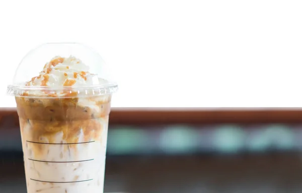 Eiskaffee Und Schlagsahne Mit Karamellsoße Auf Weißem Hintergrund — Stockfoto