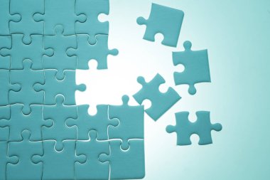 Beyaz aydınlatma ve kopya boşlukla jigsaw bulmacalar.