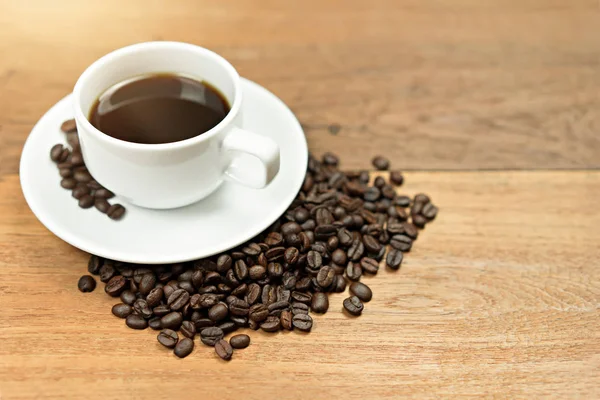 Heiße Kaffeetasse Mit Kaffeebohnen Mit Kopierraum Auf Holztisch — Stockfoto