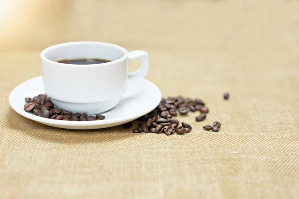 Heiße Kaffeetasse Mit Kaffeebohnen Morgen Mit Kopierraum Auf Sacktuch Hintergrund — Stockfoto