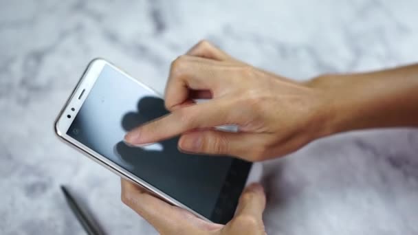 Mano Usando Teléfono Inteligente Tocando Pantalla Blanco Para Compras Trabajar — Vídeos de Stock