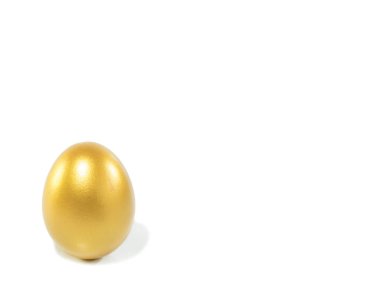 Kopya alanı izole beyaz zemin üzerine altın yumurtayla. İş kavramı için yatırım.