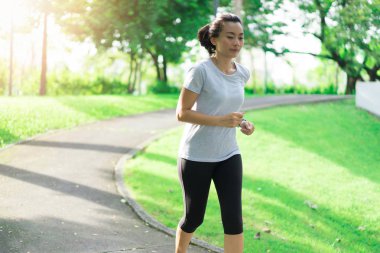 Genel Park'ta çalışan kadın. Egzersiz kavramı