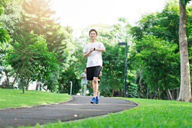 Asya genel Park'ta koşan adam. Egzersiz kavramı