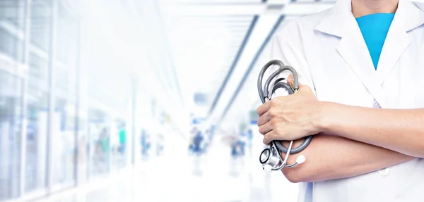 ぼやけている病院の背景に聴診器を持つ医師 — ストック写真