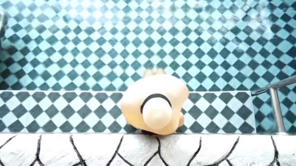 Mulher Biquíni Usando Chapéu Palha Piscina — Vídeo de Stock