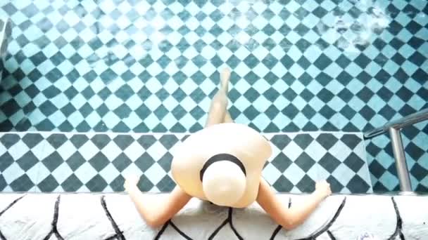 Femme Bikini Portant Chapeau Paille Dans Piscine — Video