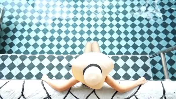 Woman Bikini Wearing Straw Hat Swimming Pool — Stock Video
