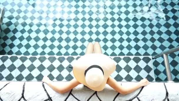 Femme Bikini Portant Chapeau Paille Dans Piscine — Video