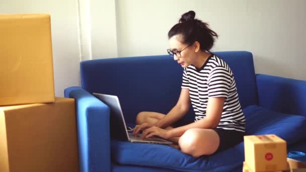 Mulheres Trabalhando Casa Por Laptop Para Pequenas Empresas Casa — Vídeo de Stock