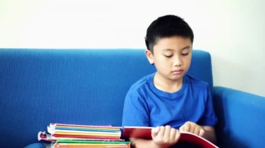 Küçük bir çocuk okuma ve okuma sırasında uykuda. 