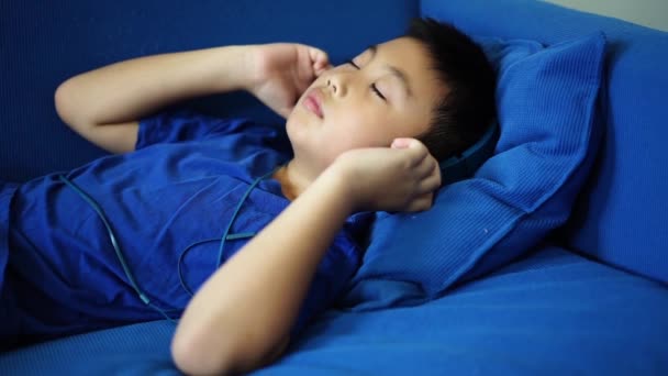 Niño Feliz Escuchando Música Para Relajarse Sala Estar — Vídeo de stock