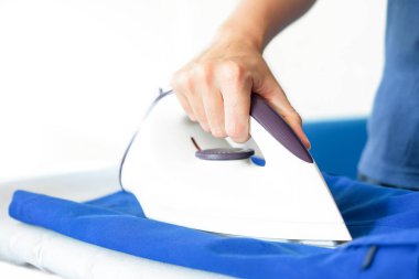 Bir kadının el Ütü.