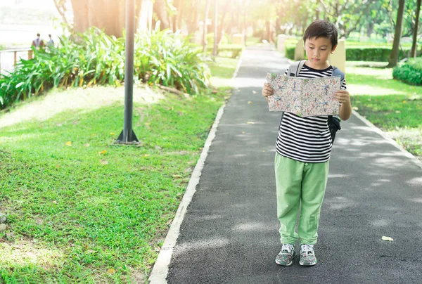 Asian Children See Map Travelers — Stock Photo, Image