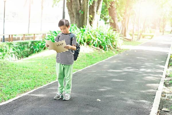 Enfants Asiatiques Voir Carte Pour Les Voyageurs — Photo