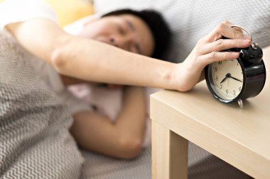 Çalar saat kapatmak için dokunaklı bir adam.