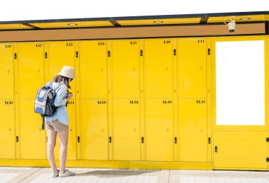 Soyunma hizmet ve git tatil şehirde kullanarak kadın gezgin