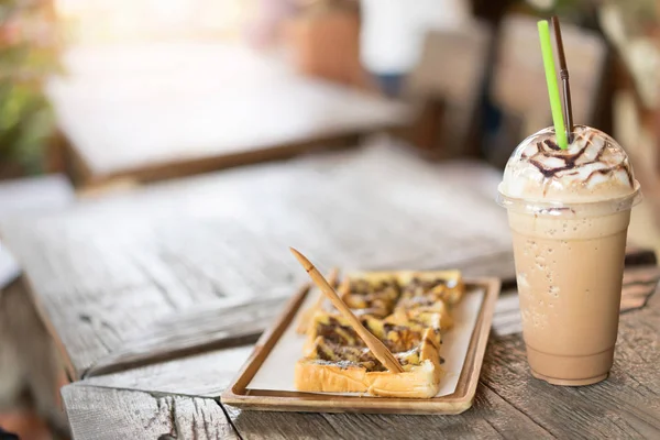 Iced Koffie Met Brood Toast Met Chocoladesaus Houten Tafel — Stockfoto
