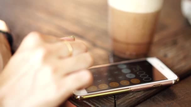 Las Mujeres Mano Utilizando Teléfono Inteligente Para Calculadora Cafetería — Vídeo de stock