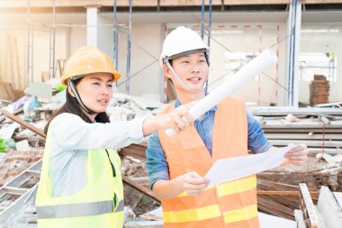 Grup sarı miğfer ve inşaat alanında çalışan mühendis