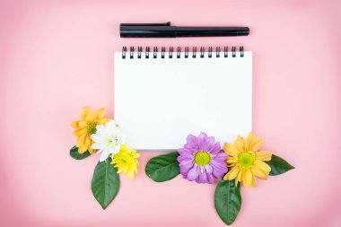 Defter kalem ile boş ve çiçek ve yaprak yeşil süslemeleri