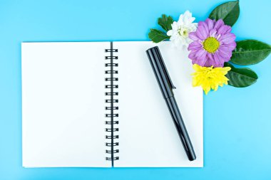 Defter kalem ile boş ve çiçek ve yaprak yeşil süslemeleri