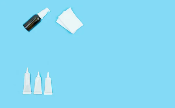 Lege Fles Huid Crème Tube Blauwe Achtergrond — Stockfoto