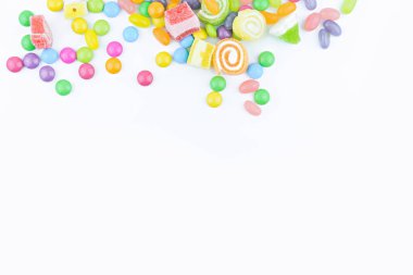 Şeker ve tatlılar beyaz arka plan üzerinde izole kopya alanı ile.  