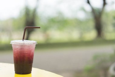 Dut suyu plastik cam buz ile. İçki için sağlık kavramı