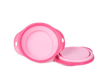 Evde beslenen hayvan kavramı sağlar. İzole beyaz zemin üzerine yemek için evde beslenen hayvan kase.