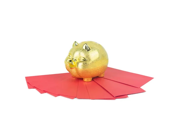 Piggy Ahorro Oro Con Sobre Rojo Sobre Fondo Blanco Aislado — Foto de Stock