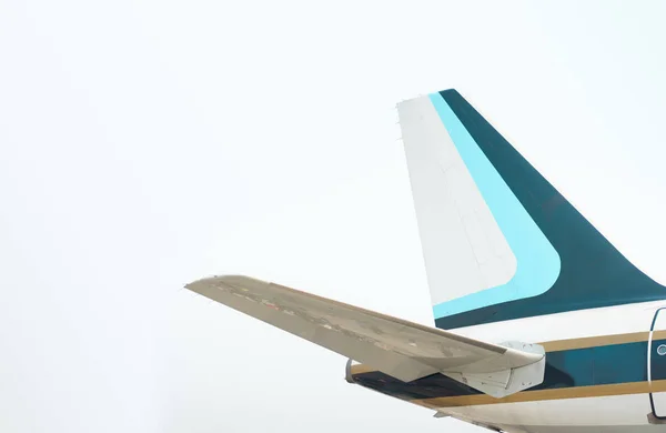 蓝色天空背景的飞机的尾部部分 — 图库照片