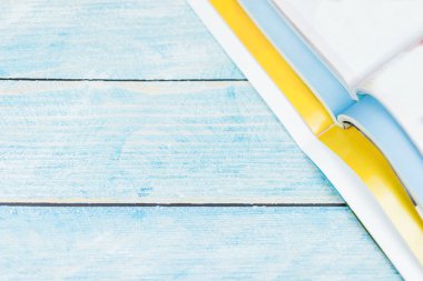 Ahşap masa yığını dergi