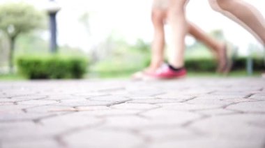 Kamu toprağa odaklanmak ve insanlar egzersiz için yürüyor. Açık kavramı